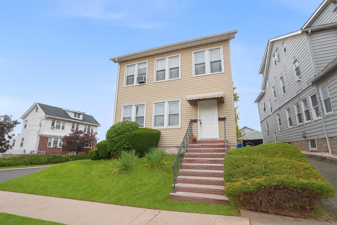 33 Jefferson Ave, Unit 1FL in Bloomfield, NJ - Building Photo