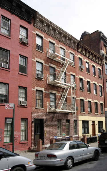 339 E 104th St in New York, NY - Building Photo