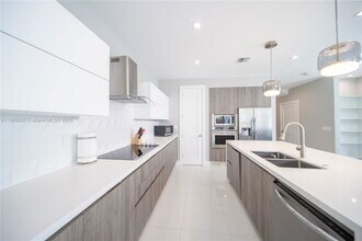 3653 SW 26th St in Miami, FL - Building Photo - Building Photo