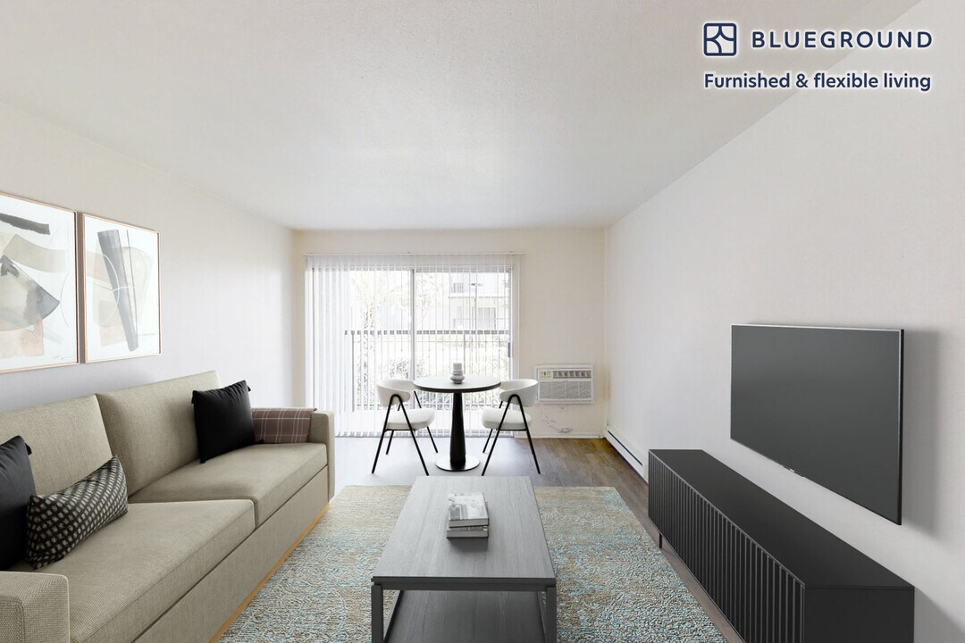 333 1st St in Seal Beach, CA - Building Photo
