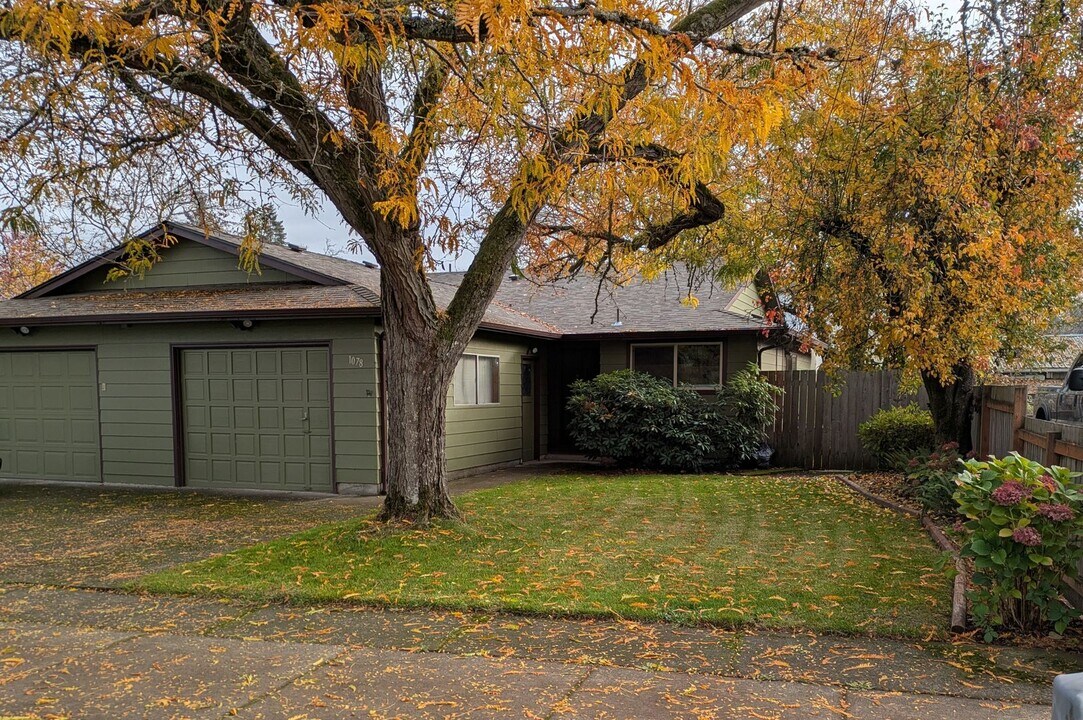 1078-1080-1080 Alder Dr NE in Keizer, OR - Foto de edificio