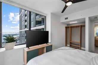 601 NE 1st Ave in Miami, FL - Building Photo - Building Photo