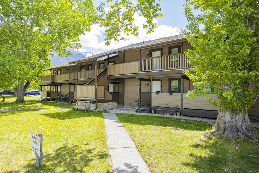 1110 Bow Valley Trl in Canmore, AB - Building Photo