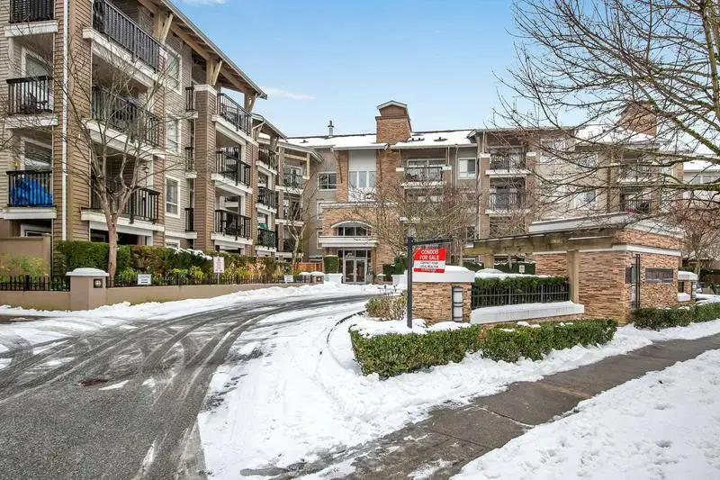 8915 202 St in Langley, BC - Building Photo