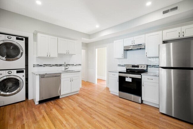 348 Centre St, Unit 3 in Boston, MA - Building Photo - Building Photo
