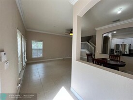 2501 SW 99th Way in Miramar, FL - Foto de edificio - Building Photo