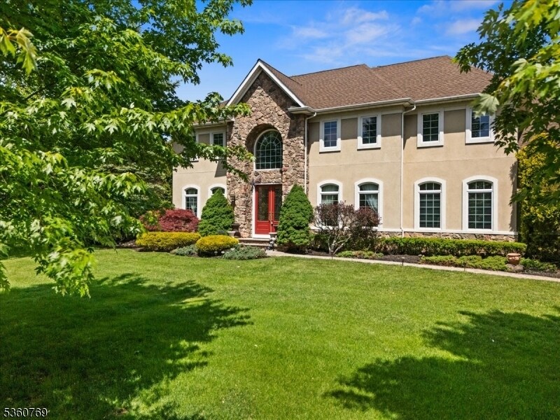 36 Saddlewood Ct in Montgomery, NJ - Building Photo