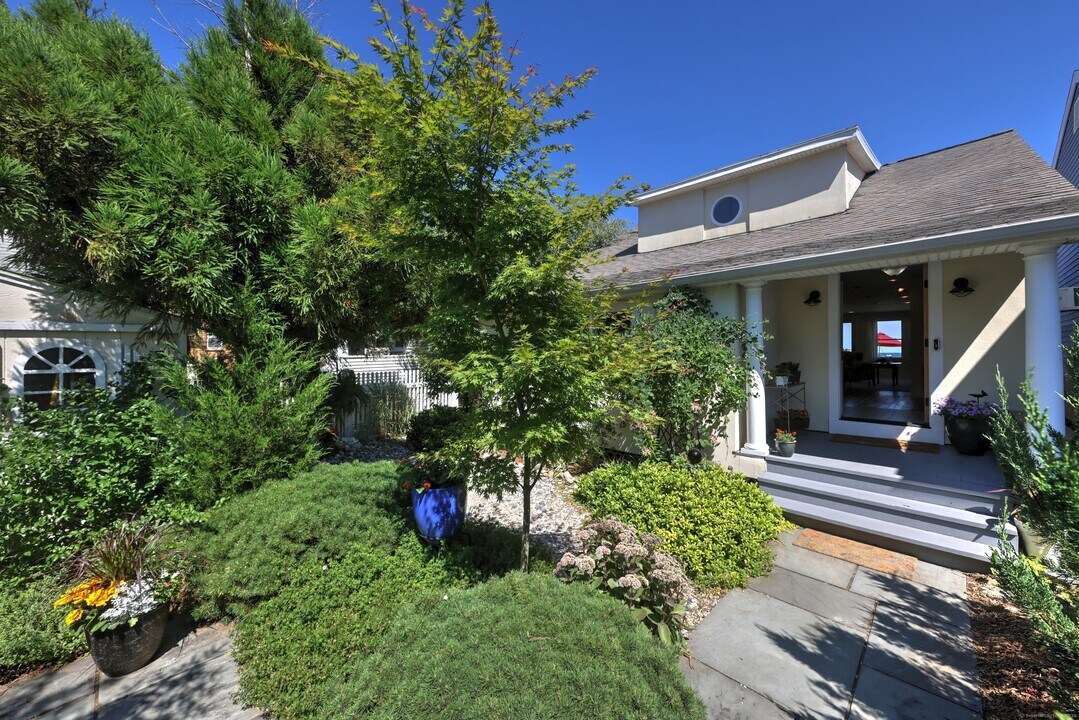 61 Milford Point Rd in Milford, CT - Building Photo