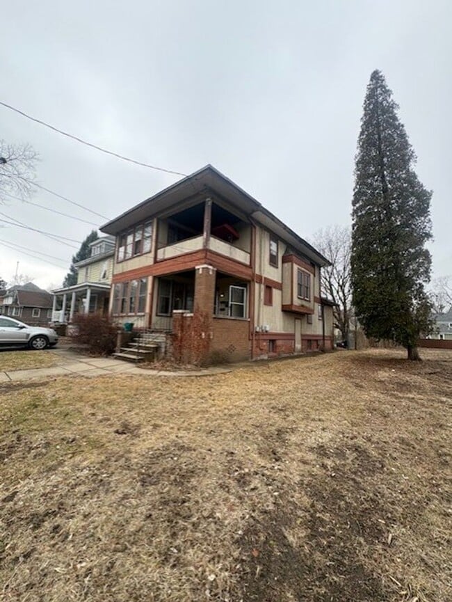 property at 1605-1605 N Linn St