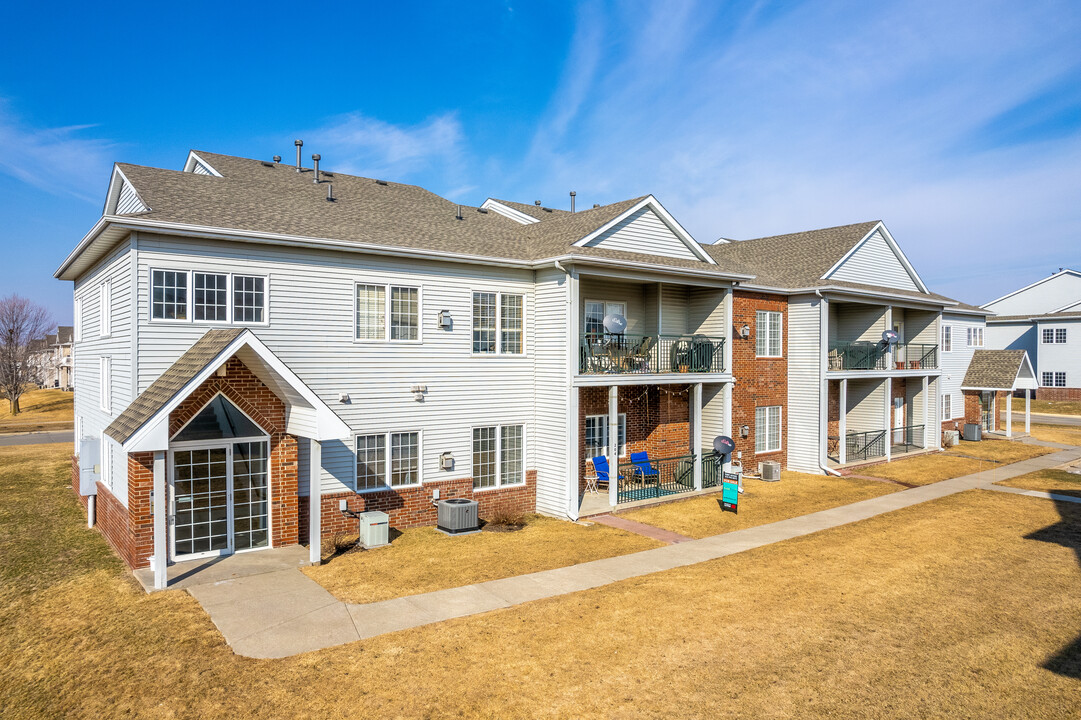 Emerald Pointe Condominiums in Waukee, IA - Foto de edificio