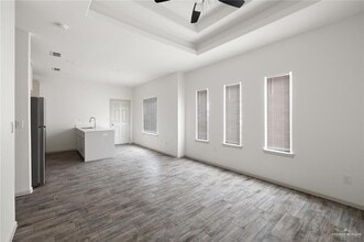 1020 Palm Dr, Unit 2 in Alamo, TX - Building Photo - Building Photo