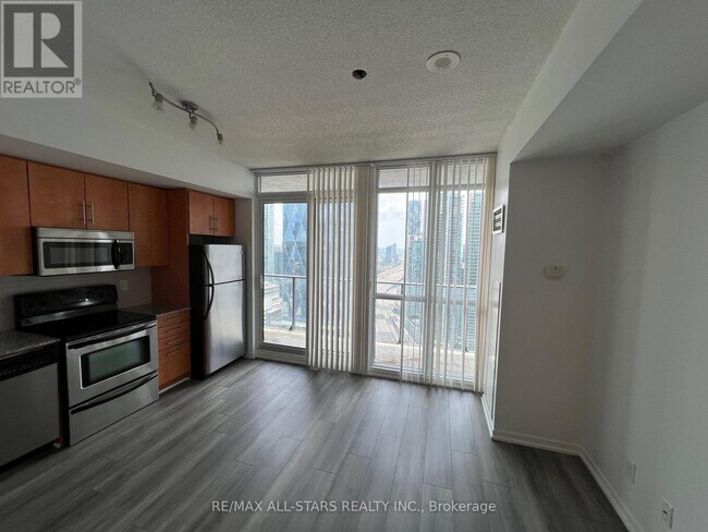 55-3355 Bremner Blvd in Toronto, ON - Building Photo - Building Photo