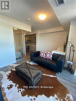 2301 Danforth Ave in Toronto, ON - Building Photo - Building Photo