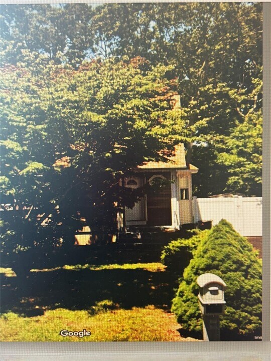 81 Parkwood Dr in Mastic Beach, NY - Building Photo