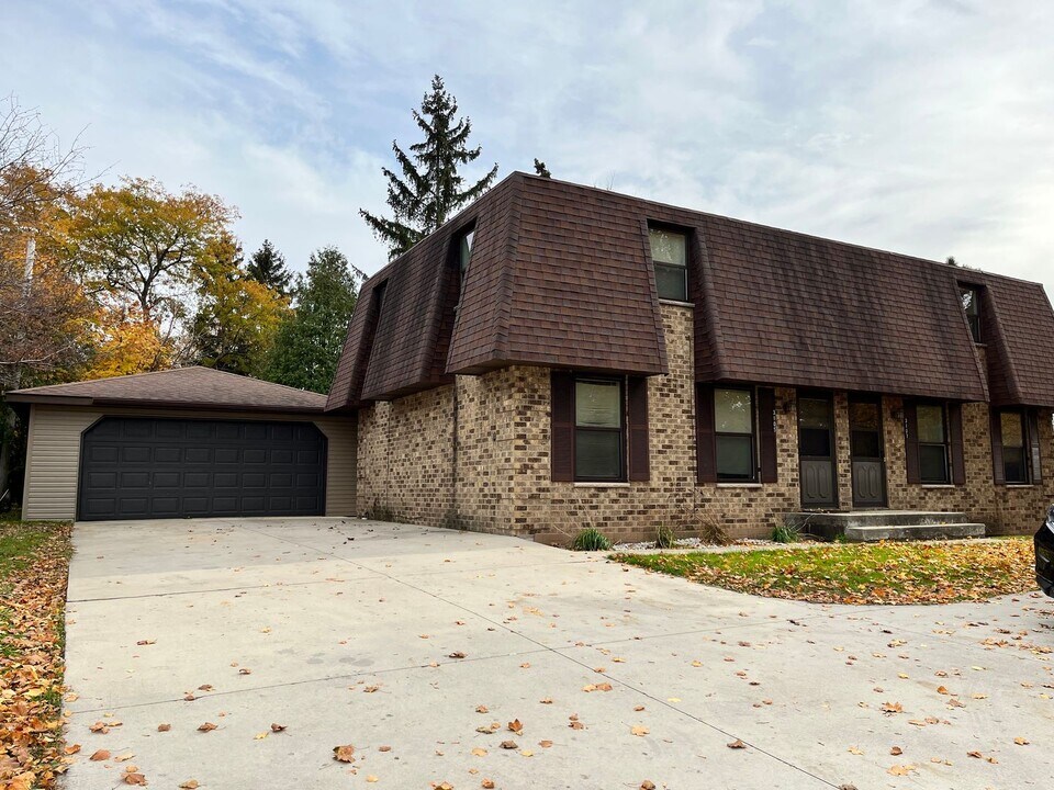 3105-3107-3107 Riverside Dr in Green Bay, WI - Foto de edificio