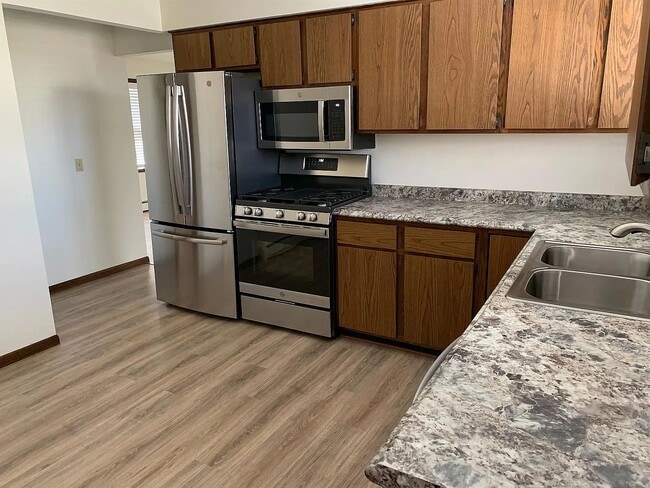 4687 3rd St NE in Fridley, MN - Foto de edificio - Building Photo