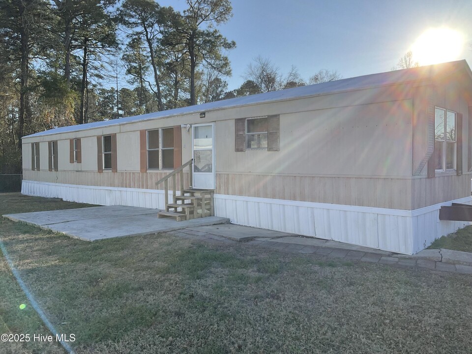 424 Daly St in Midway Park, NC - Building Photo