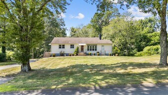 1715 Musso View Ave in Cheshire, CT - Building Photo