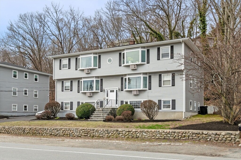 121 Cambridge Rd in Woburn, MA - Building Photo