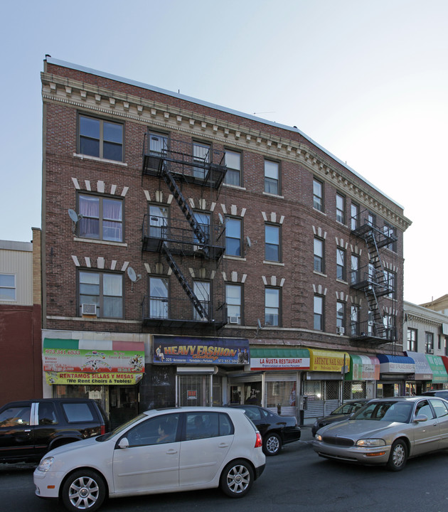 323-327 Main St in Paterson, NJ - Building Photo