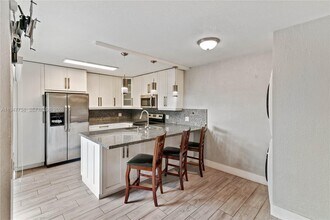 2588 Garden Ct in Hollywood, FL - Building Photo - Building Photo