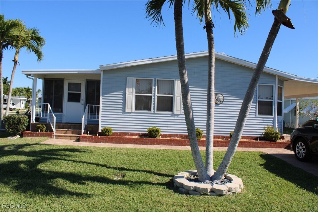 10514 Winchester Ct in Ft. Myers, FL - Building Photo