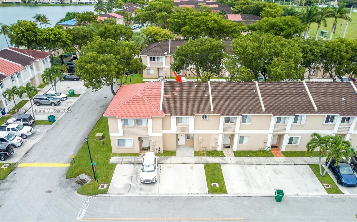13927 SW 177th St in Miami, FL - Foto de edificio