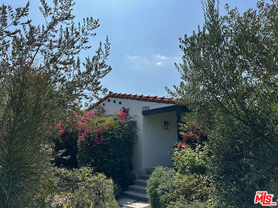 5701 West Blvd in Los Angeles, CA - Building Photo