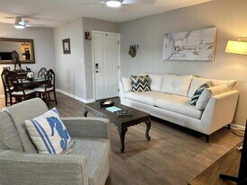 239 Sea Horse Dr SE in St. Petersburg, FL - Building Photo