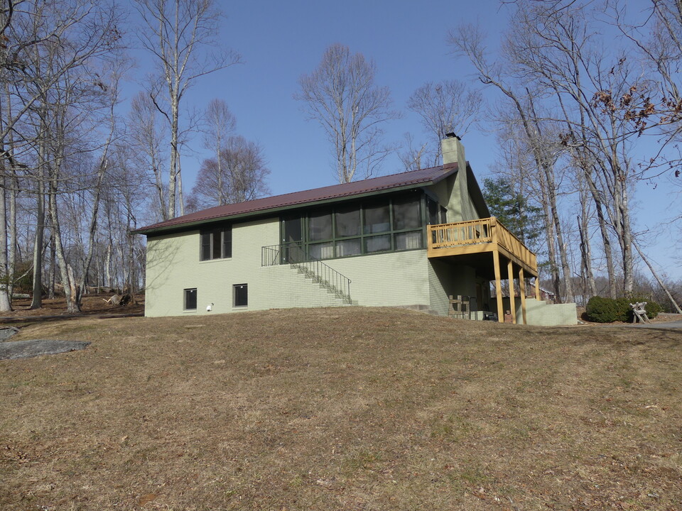 416 Banks Mountain Dr in Hendersonville, NC - Foto de edificio