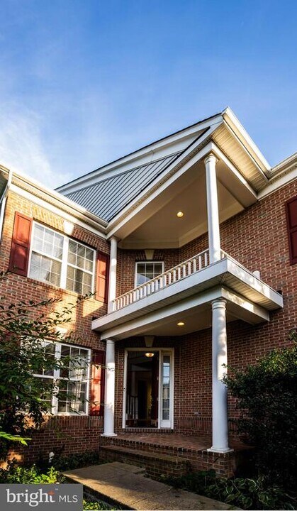 9571 Linnett Hill Dr in Lorton, VA - Building Photo