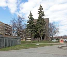 St. Andrews Towers in Toronto, ON - Building Photo - Building Photo