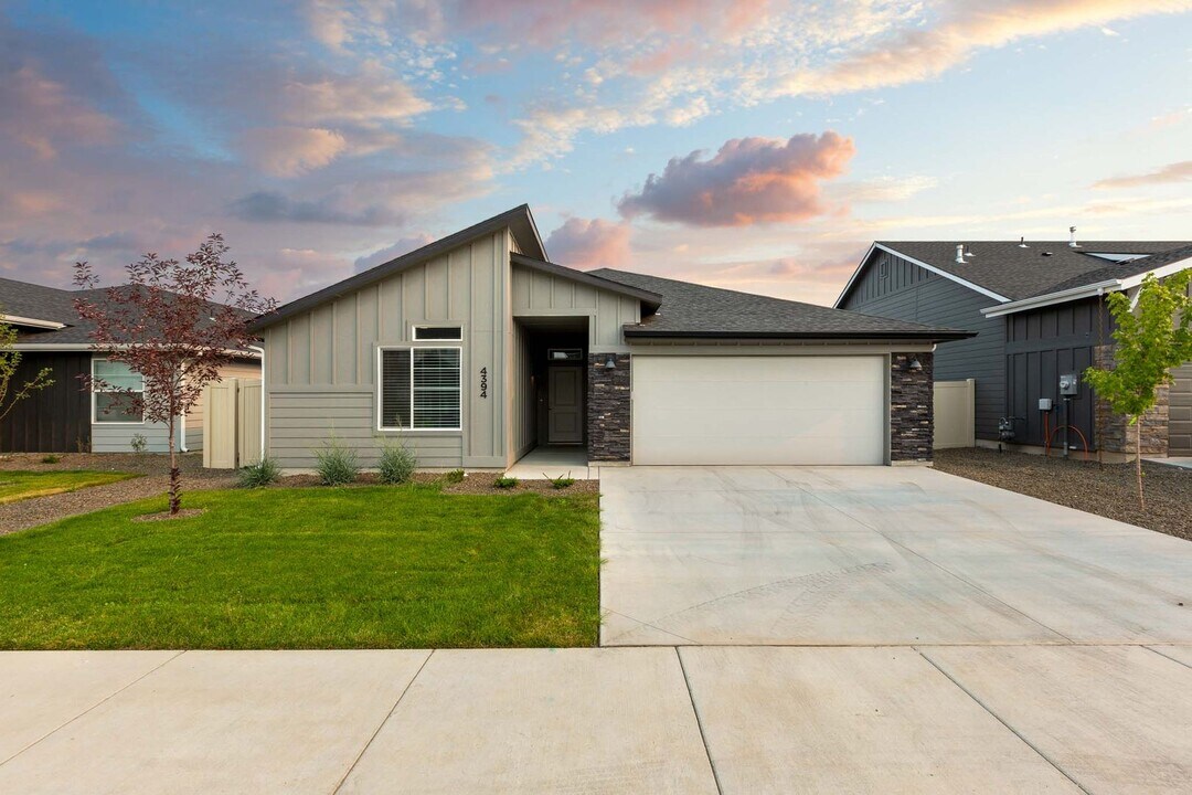 4394 W Sunny Cove St in Meridian, ID - Building Photo