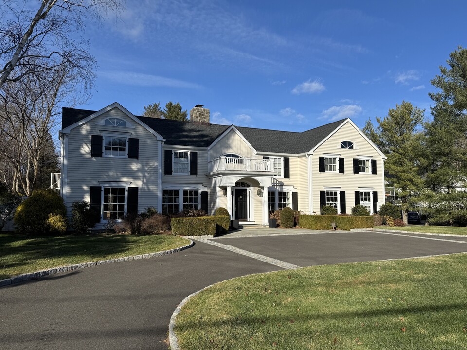 13 Fox Hill Ln in Darien, CT - Building Photo