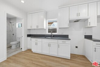 222 E Vernon Ave in Los Angeles, CA - Building Photo - Building Photo