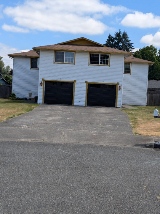 1017 13th St Ct NW in Puyallup, WA - Building Photo