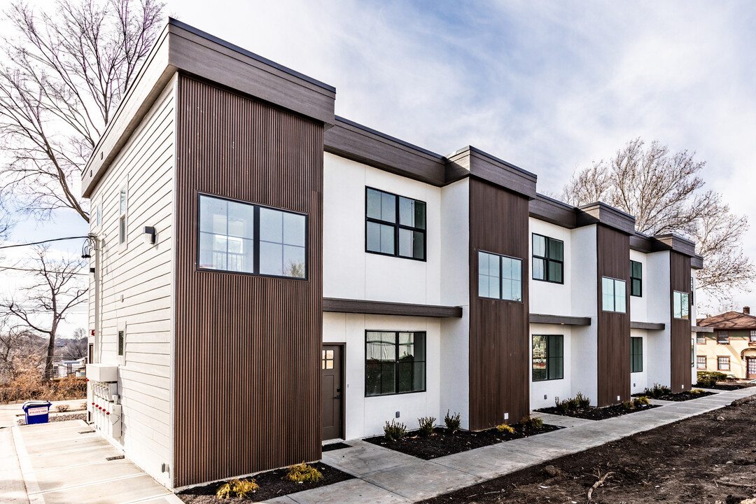 Holly Court Townhomes in Kansas City, MO - Building Photo