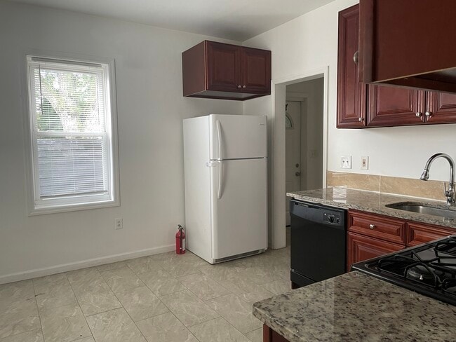 79 Broad Street, FL 1 in Perth Amboy, NJ - Foto de edificio - Building Photo