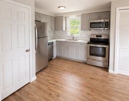 8 Knox Ct, Unit 8b Knox Ct in Sanford, ME - Building Photo