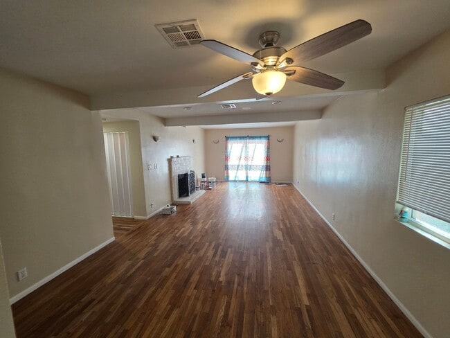 15360 Saticoy St in Los Angeles, CA - Building Photo - Building Photo