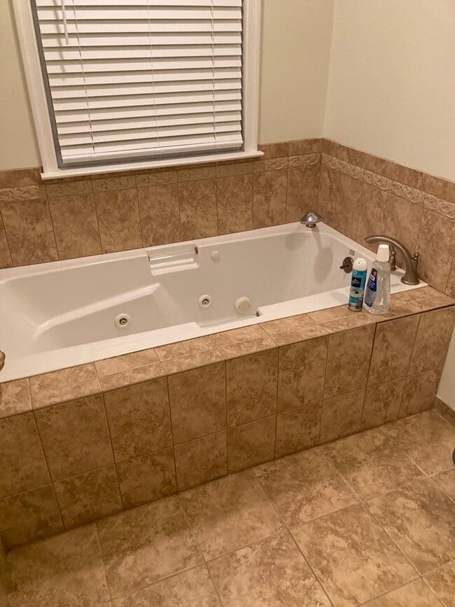 18 Schollcrest Ave, Unit 2 in Deptford, NJ - Foto de edificio - Building Photo