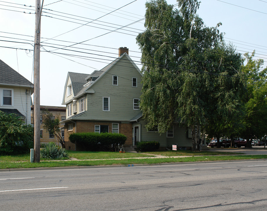 211 W Saginaw St in Lansing, MI - Building Photo