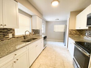 2206 E Bougainvillea Ave in Tampa, FL - Building Photo - Building Photo