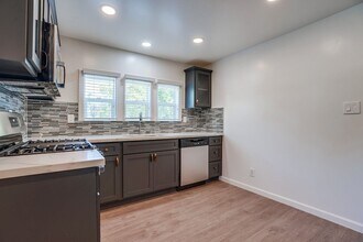 627 W 92nd St in Los Angeles, CA - Building Photo - Building Photo