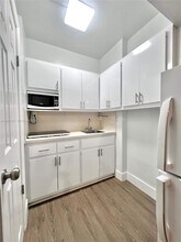 611 W 50th Pl in Hialeah, FL - Building Photo - Building Photo