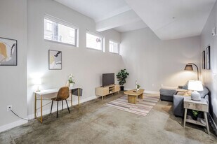 205 W 4th St in Cincinnati, OH - Building Photo