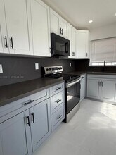 1058 SW 2nd St in Hallandale Beach, FL - Foto de edificio - Building Photo