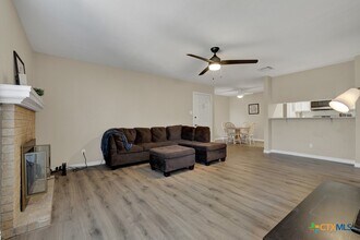 1202 Thorpe Ln in San Marcos, TX - Foto de edificio - Building Photo