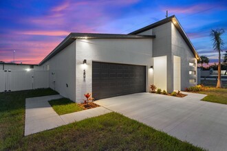 204 Newcastle in Winter Haven, FL - Foto de edificio - Building Photo