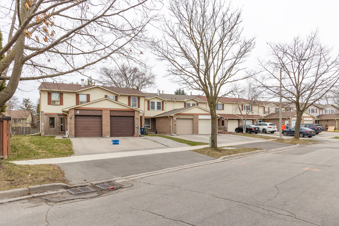 12 Truro Cres in Toronto, ON - Building Photo